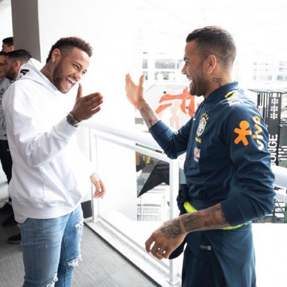 Neymar visita a sus compañeros de Brasil en Sao Paulo