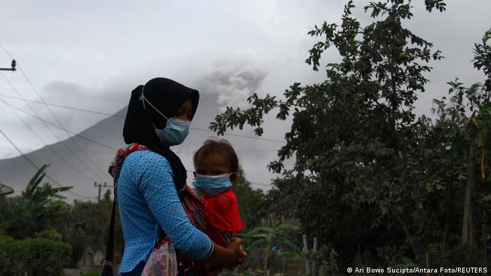 Indonesia: volcán Semeru expulsa columna de 1,5 kilómetros de gases y ceniza