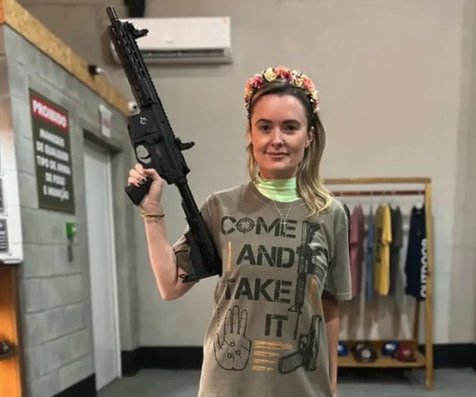 Diputada brasileña publica foto con ametralladora y hace referencia a Lula