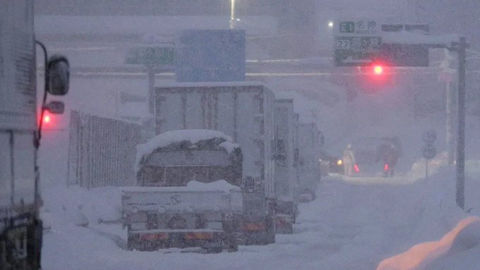 Japón: fuertes nevadas continuarán luego de que 800 autos quedaran atrapados en una autopista