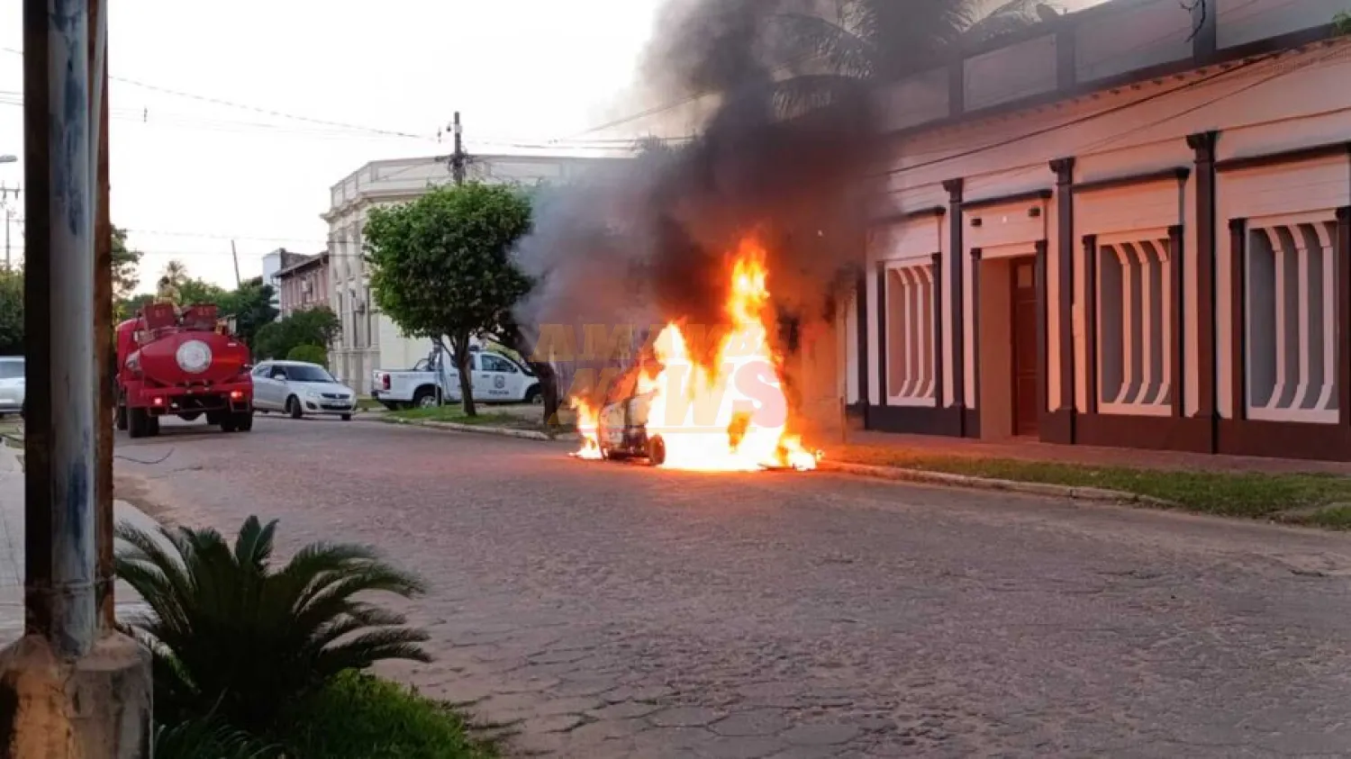 Incendio consume totalmente un vehículo en pleno centro de Concepción