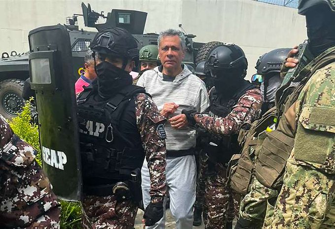 Expertos ven 'mal uso del asilo' y temen precedente en el conflicto diplomático de Ecuador y México