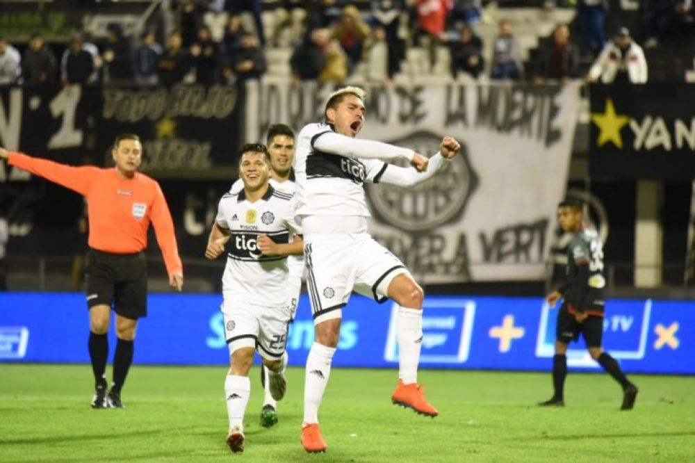 Ajustado triunfo franjeado que lo mantiene líder