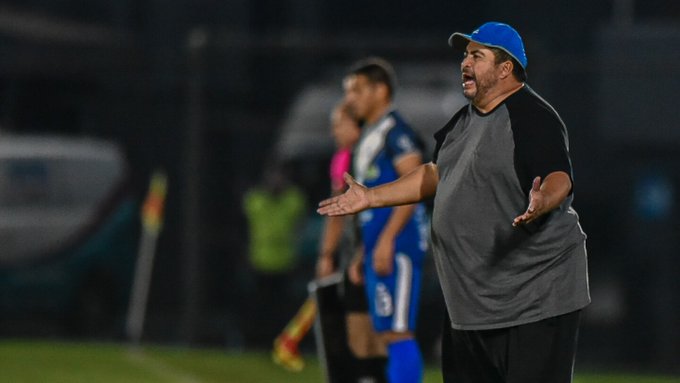 Denuncia que quieren llevar a sus atletas y DT
