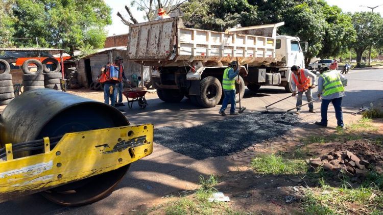Iniciaron trabajos de bacheo sobre la calle Cerro León en Pedro Juan Caballero