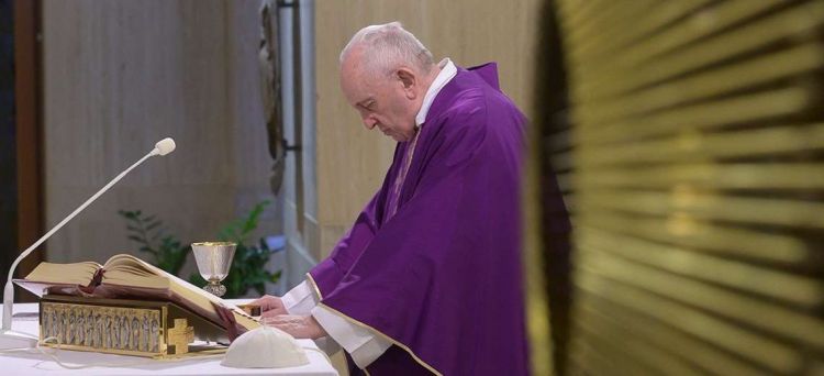 Para el papa, el personal de blanco fallecidos por Covid-19 son como soldados muertos en el frente