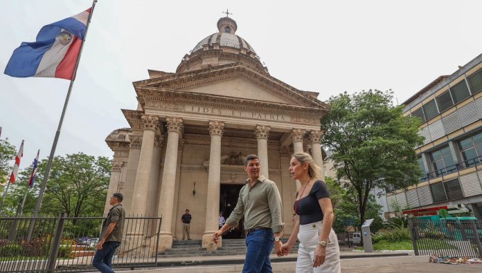 Santi y Leticia dan el primer recorrido por una calle Palma sin cables aéreos