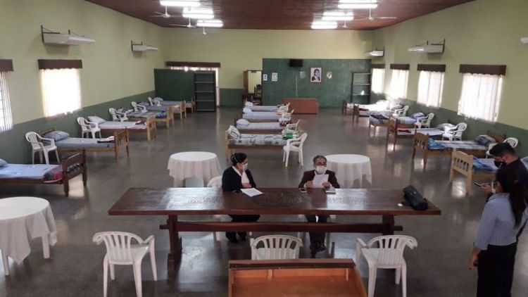 "Los hospitales están vacíos porque los albergues están llenos"