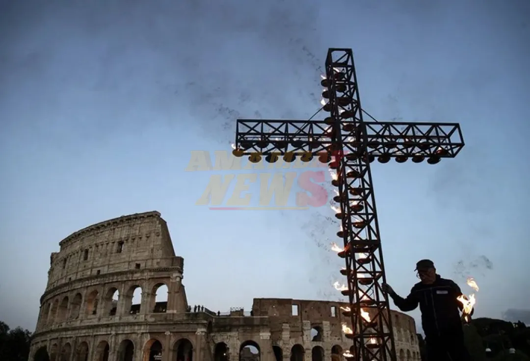 Las meditaciones del papa guían el Viacrucis en el Coliseo sin su presencia