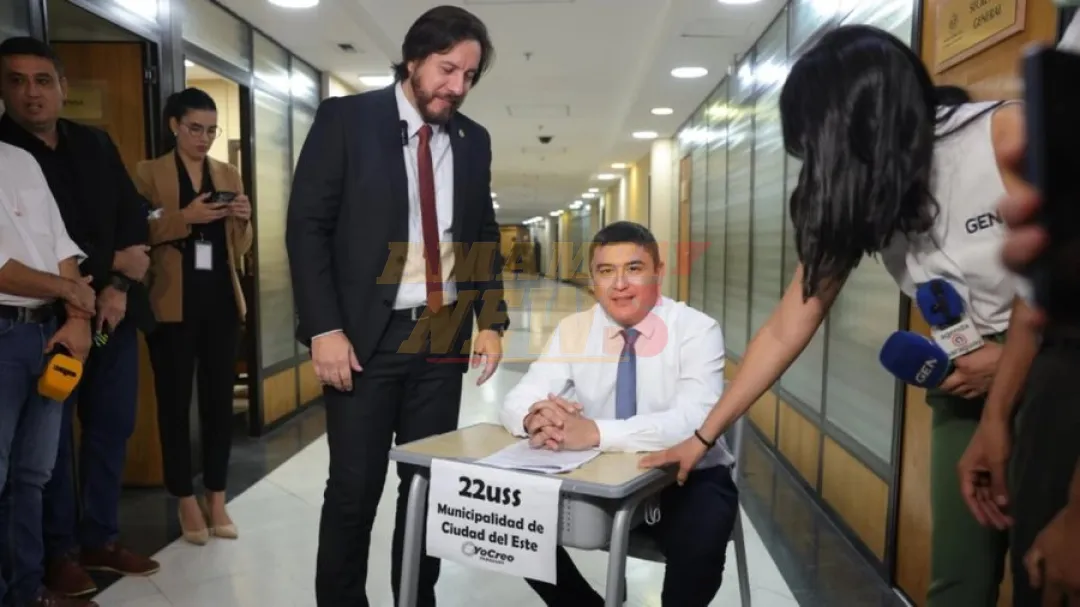 Senadores muestran pupitres que quiere CDE, más baratos que los adquiridos por Itaipú