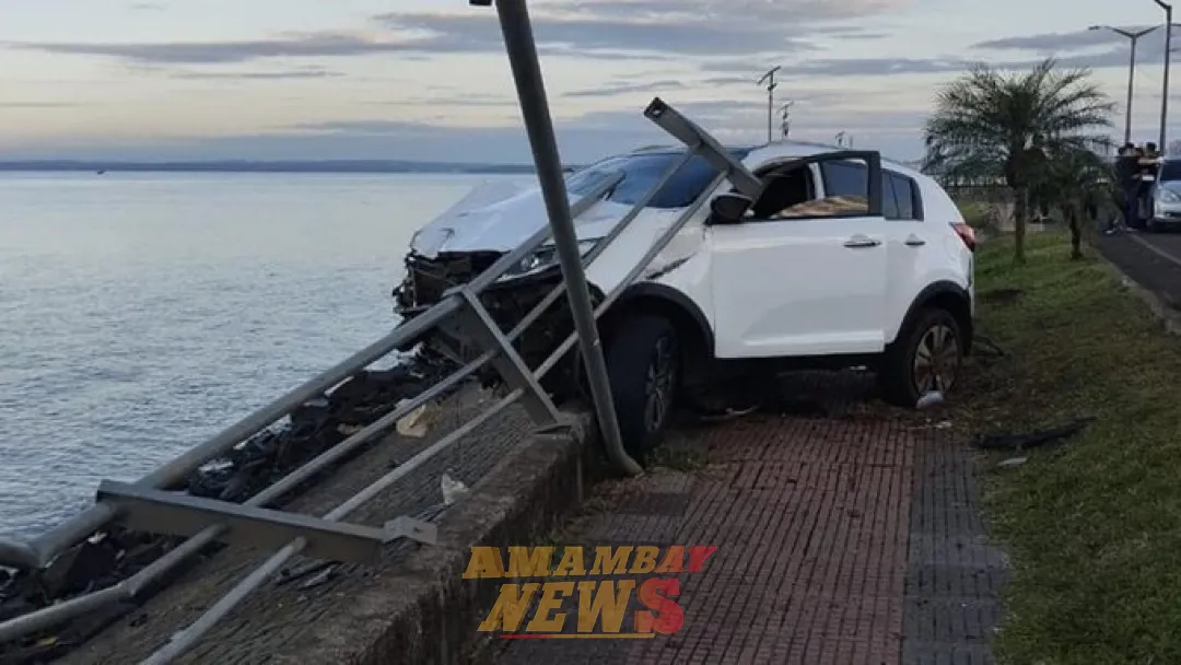 Conductora se salva de caer al río Paraná en Encarnación: ¿Se quedó dormida?