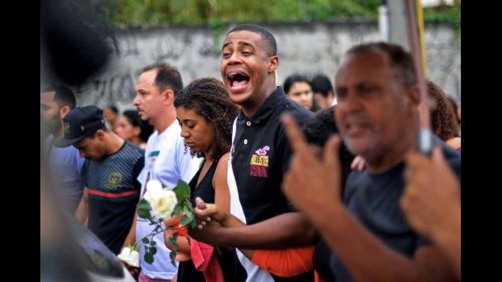 Dolor y rabia por muerte de niña durante acción policial en Río