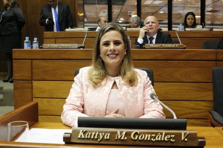 Kattya cuestionó algunos aspectos de la Concertación