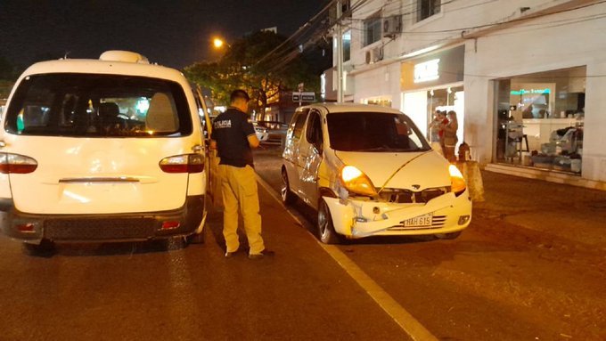 Motociclista impacta violentamente contra un auto y muere en San Lorenzo