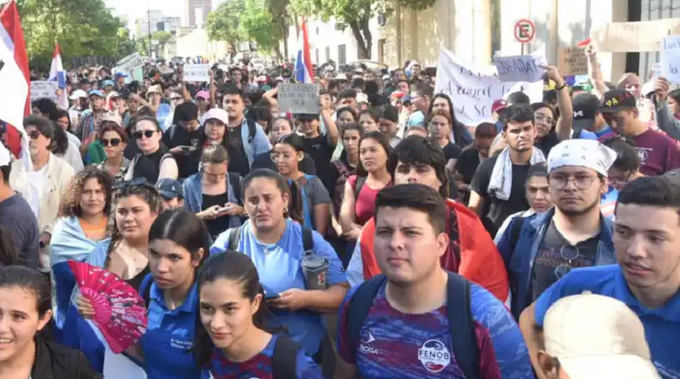 Estudiantes marchan en defensa de “Arancel Cero”
