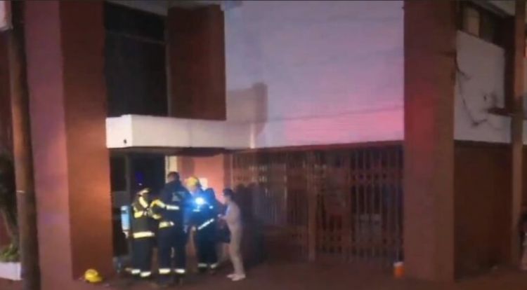 Incendio en edificio obliga a evacuar a todos los ocupantes