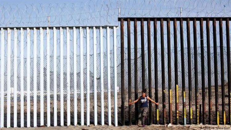 Dos niñas migrantes fueron lanzadas a EEUU desde la valla fronteriza