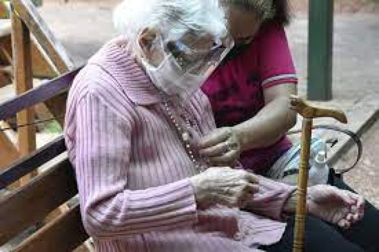 Falsos gestores se hacen pasar por funcionarios de Hacienda para estafar a personas de tercera edad