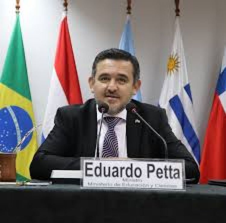 Acusan a Petta de presionar a docentes con "vuelta a clases" para conseguir respaldo y seguir en el cargo