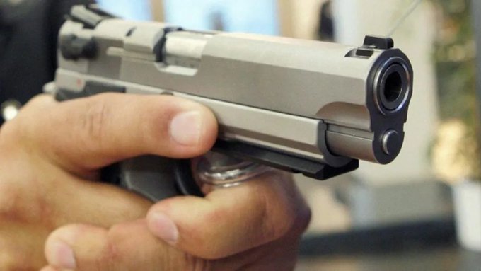 Roban cigarrillos de lujo y vapeadores a comerciante del Este