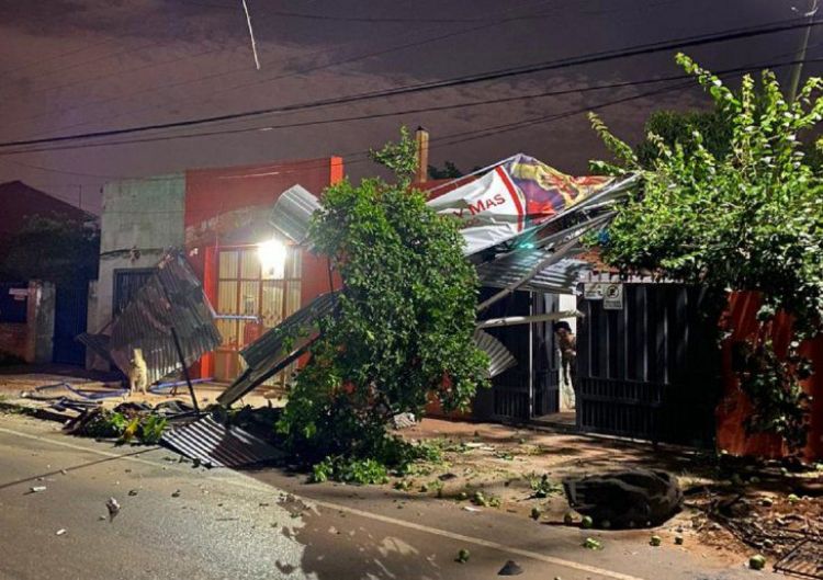 Conductor huye tras causar daños materiales a comercios en Luque