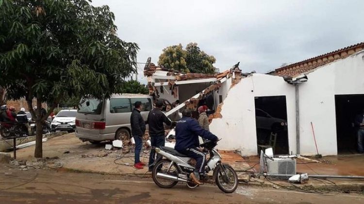 Conductor alcoholizado choca y derrumba una peluquería en Caazapá