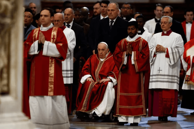 El papa Francisco encabezó la celebración de la Pasión del Señor en la Basílica de San Pedro