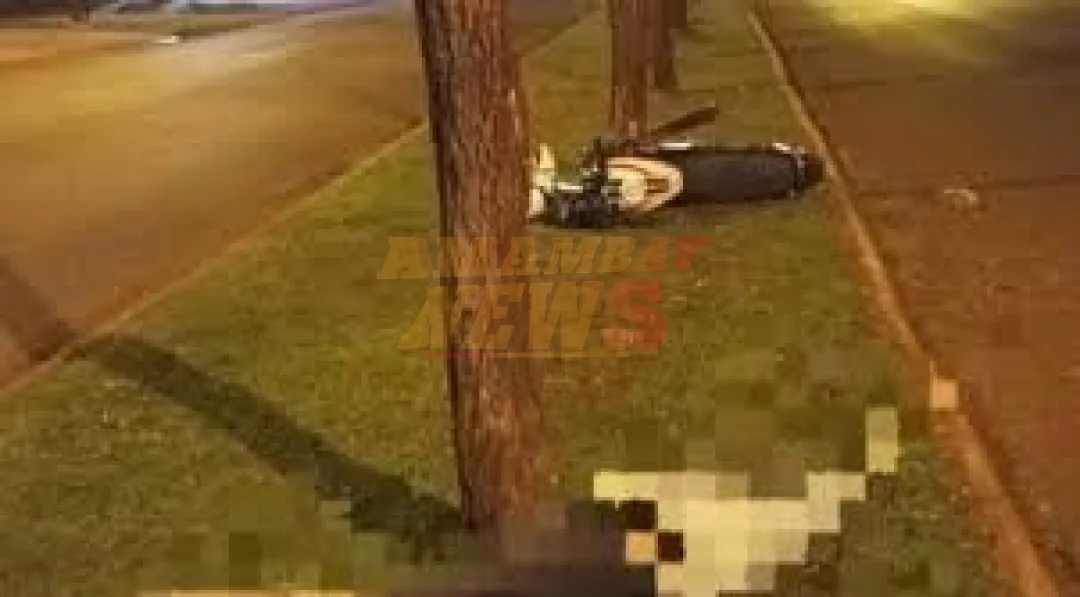 Motociclista choca contra auto, ‘vuela’, impacta por columna de ANDE y muere