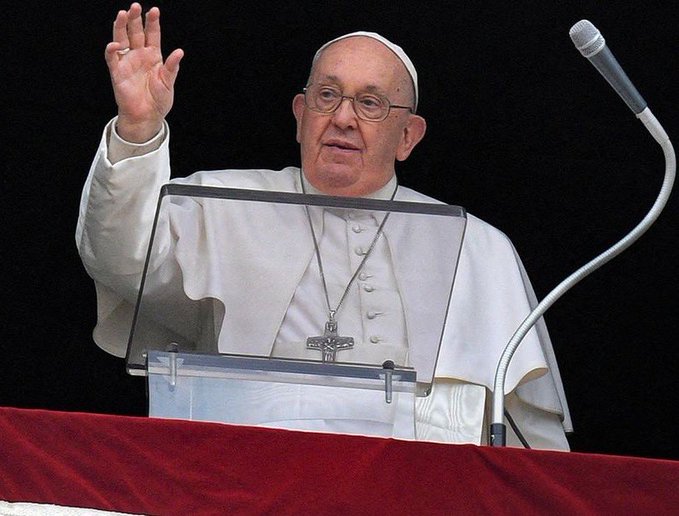 Papa Francisco fue llevado a un hospital por un problema de salud