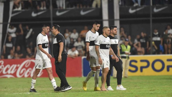La hinchada de Olimpia explota contra los jugadores