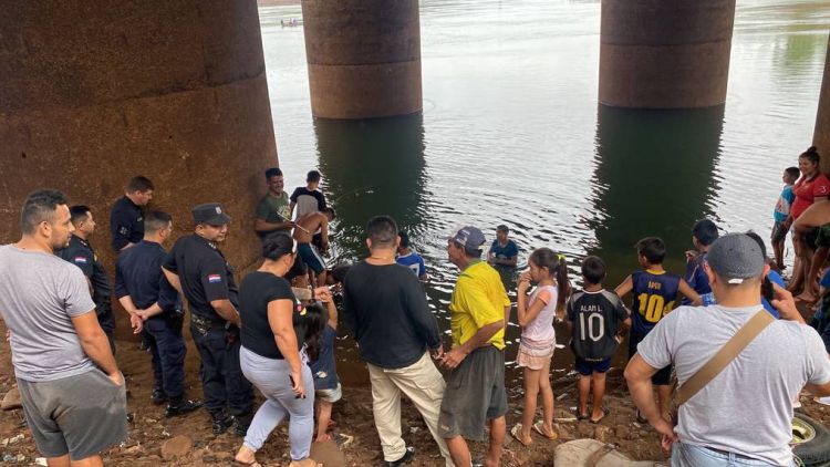 Hallan en el río Paraná el vehículo que fue robado de un policía