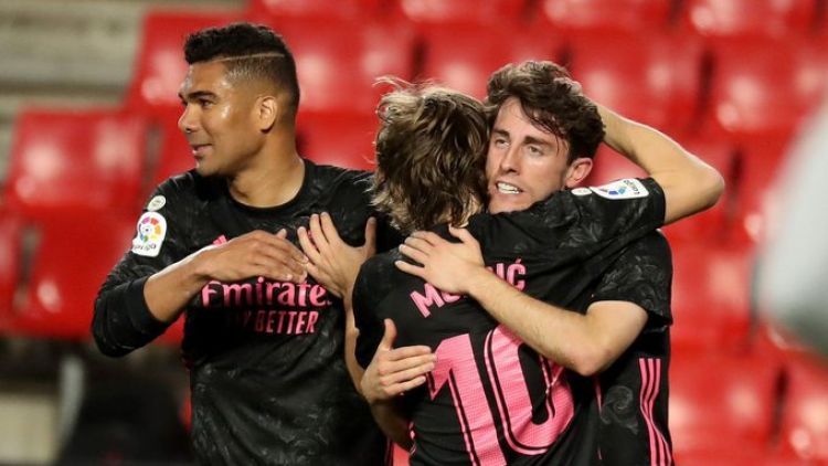 Real Madrid gana en Granada y mantiene la pugna con Atlético