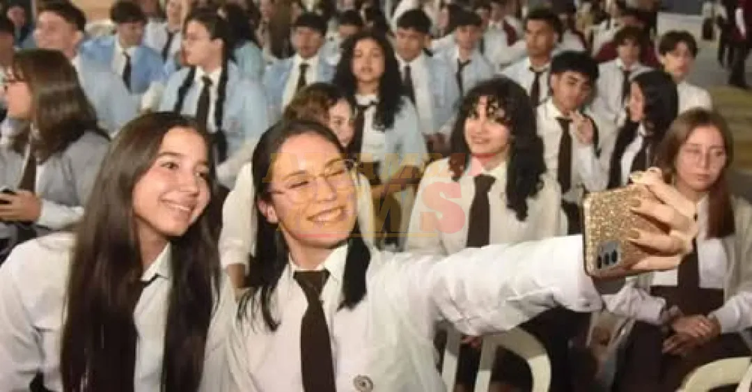 MEC insta a maestros a no dar tareas para la casa y restringir uso de celulares en aulas