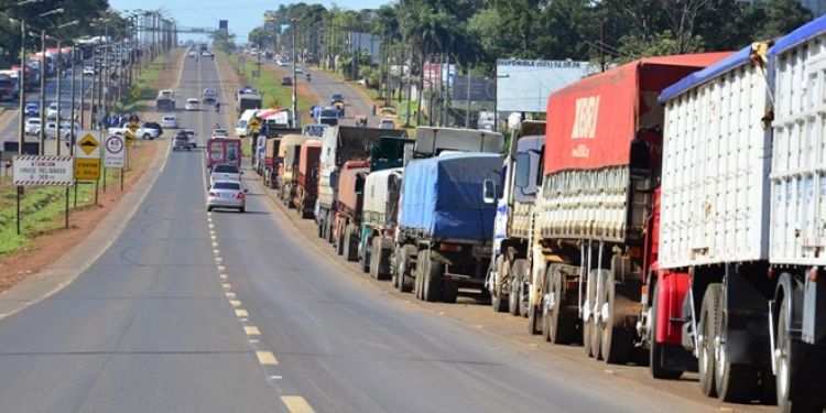 Sin acuerdo con el gobierno, huelga de camioneros paralizará este lunes las rutas del país