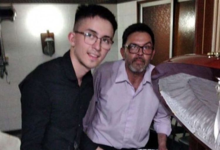 Maradona: la indignación en Argentina por las fotos que difundieron unos empleados de la funeraria del féretro del astro argentino