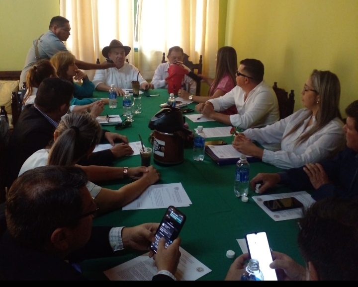 Jugoso "asado" para los honorables concejales reunidos en la  Expo Amambay