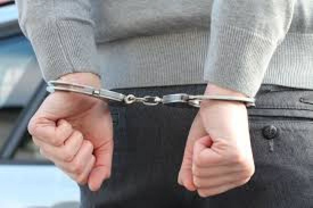 Policías arrestan a joven con antecedentes y se generan roces con fiscal