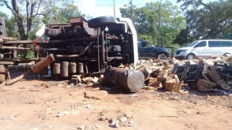 Camión que transportaba cerveza vuelca en Coronel Oviedo