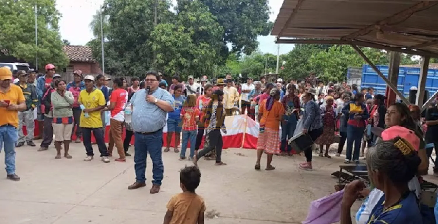 Turba encabezada por el diputado cartista “Mino” Adorno toma la Municipalidad de Puerto Casado