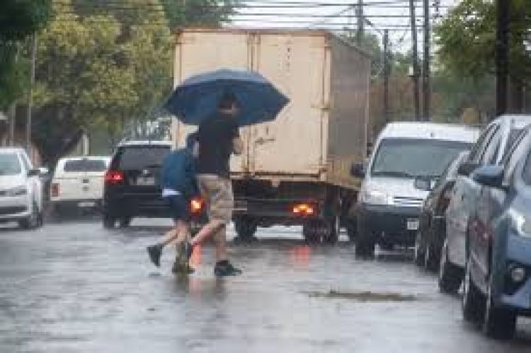 Meteorología prevé un jueves cálido y con lluvias a partir de la noche
