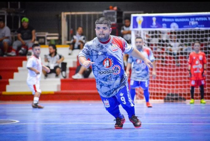 Goles de funcionario postal ubican bien alto a Paraguay en mundial de talla baja