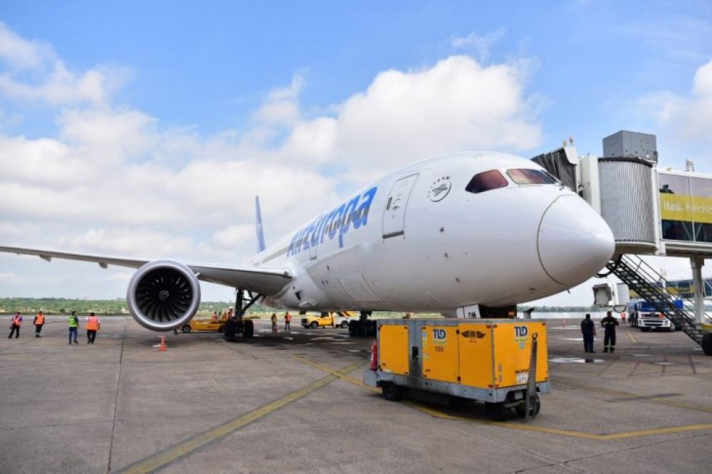 Uno de los aviones más eficientes del mundo aterriza en Paraguay