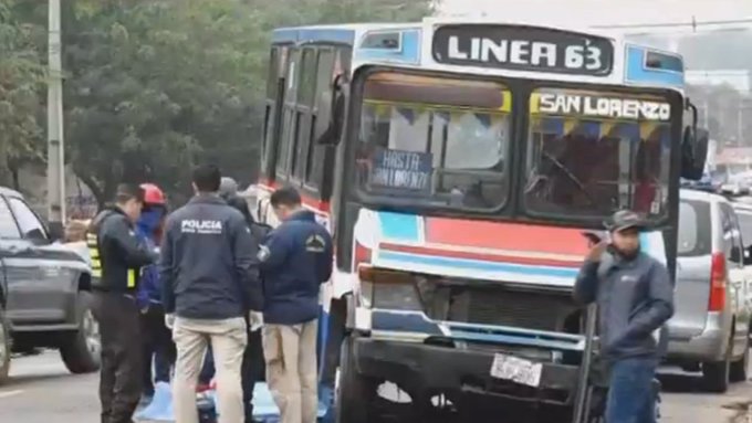 Motociclista fallece tras ser embestido por ebrio y termina bajo un bus