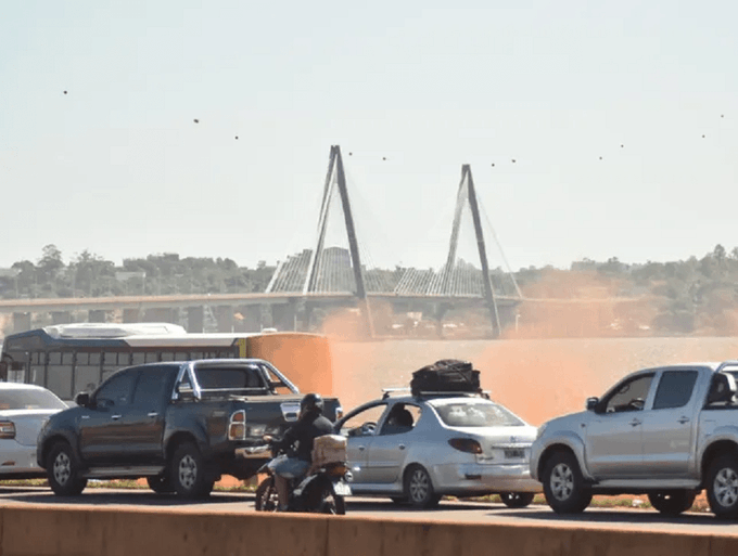 Denuncian largas horas de espera y caos en el puente San Roque González