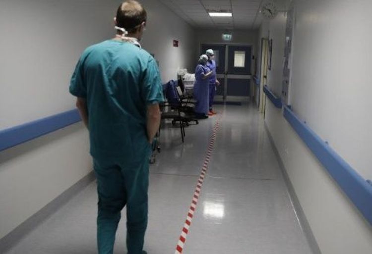 Covid-19: Clínicas reconoce falta de comunicación tras resultado positivo de fallecido