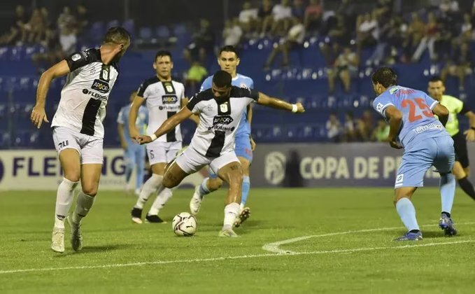 Duelo de zona baja en Villa Elisa