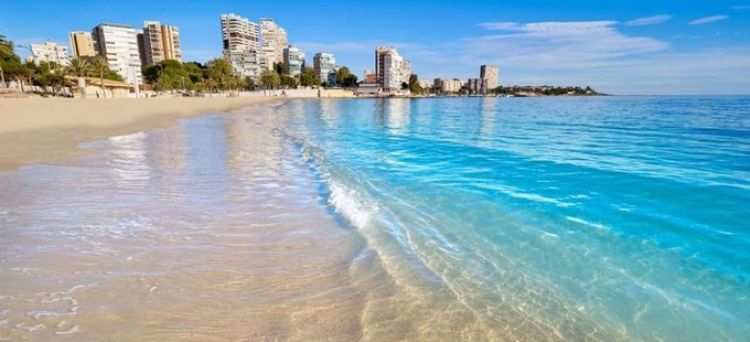 España reabre sus playas a los turistas vacunados