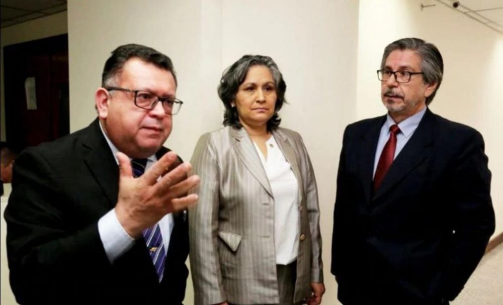Corte suspende a jueces que liberaron a ex policía condenado por abuso sexual