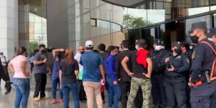 Provocan a policías y, a la fuerza y sin protocolo, intentan ingresar al Congreso