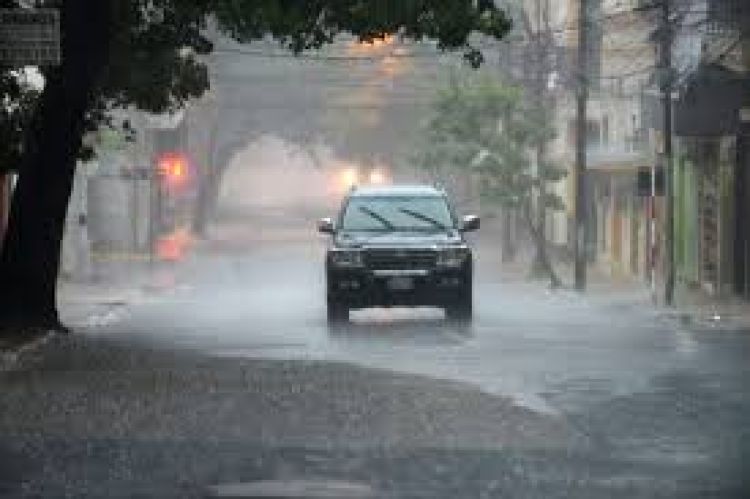 Meteorología prevé un viernes caluroso y fin de semana con intensas lluvias